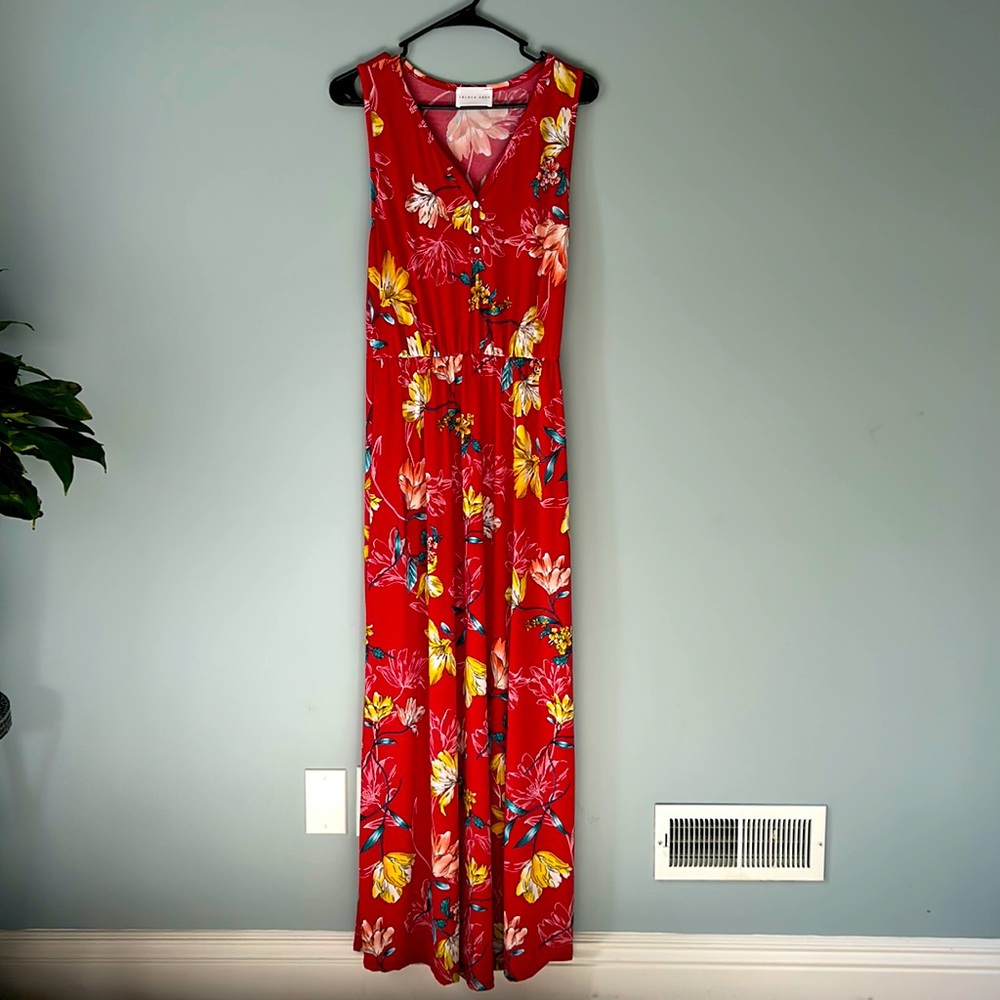 Long dress. Button detail, front. Lightweight flattering fit.